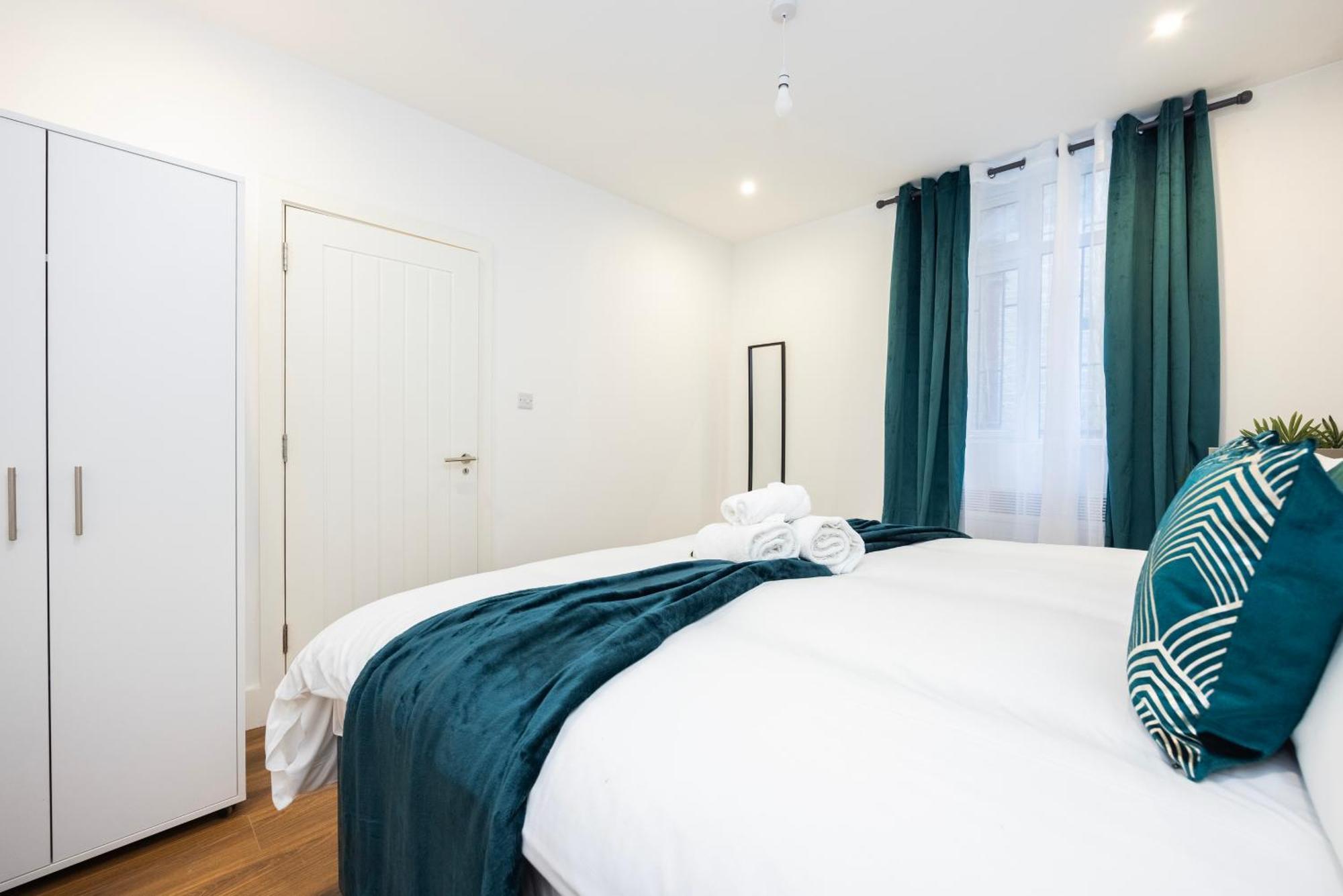 Block Of In ,long , Weekly & Monthly Offers , Contractors , Relocations , Leisure & Family * Croydon