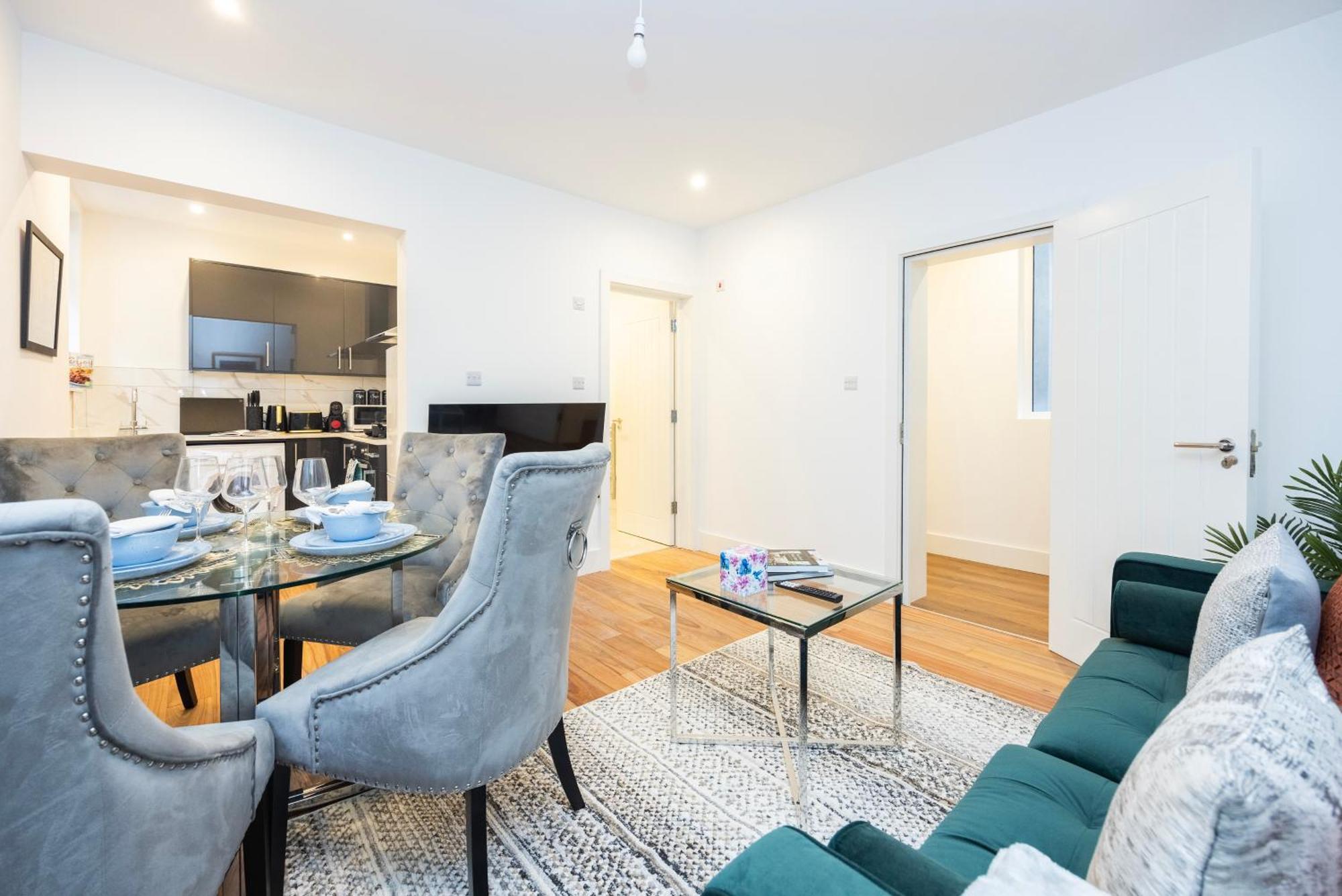 Block Of In ,long , Weekly & Monthly Offers , Contractors , Relocations , Leisure & Family * Croydon