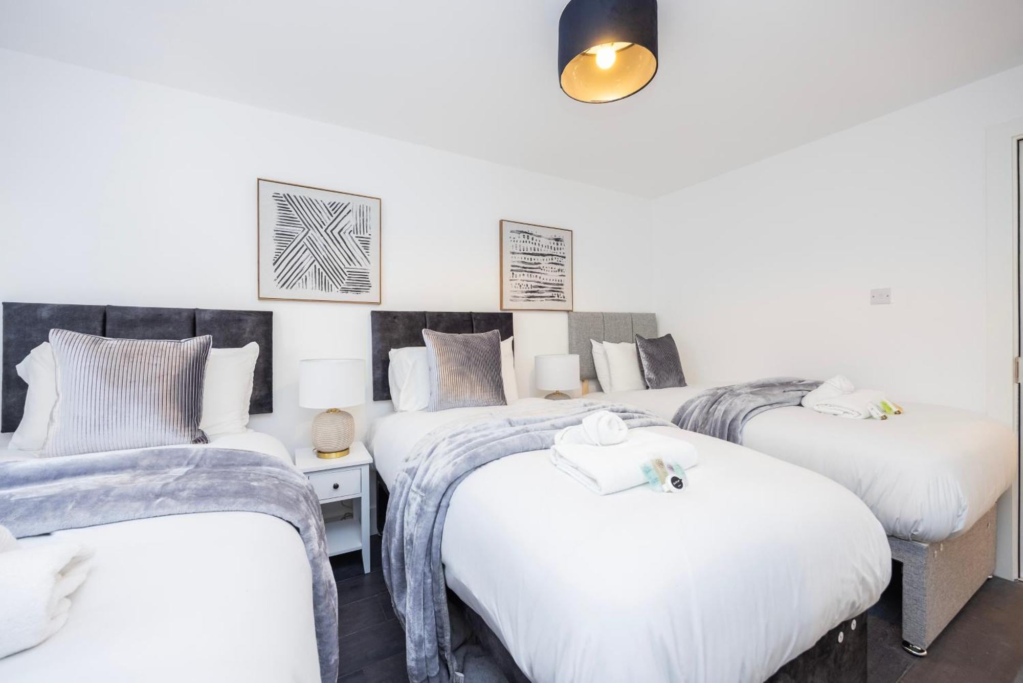 Block Of In ,long , Weekly & Monthly Offers , Contractors , Relocations , Leisure & Family * Croydon