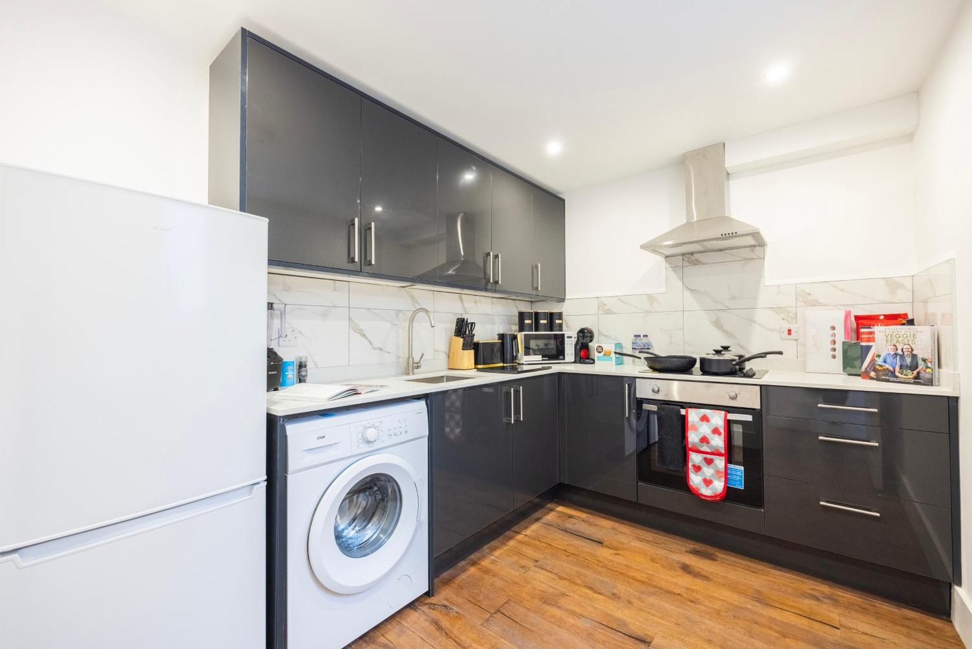 Block Of In ,long , Weekly & Monthly Offers , Contractors , Relocations , Leisure & Family Apartment *