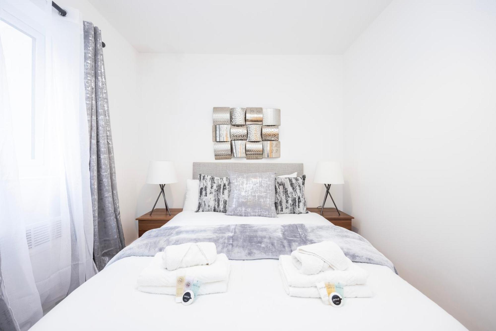 Apartment Block Of In ,long , Weekly & Monthly Offers , Contractors , Relocations , Leisure & Family *