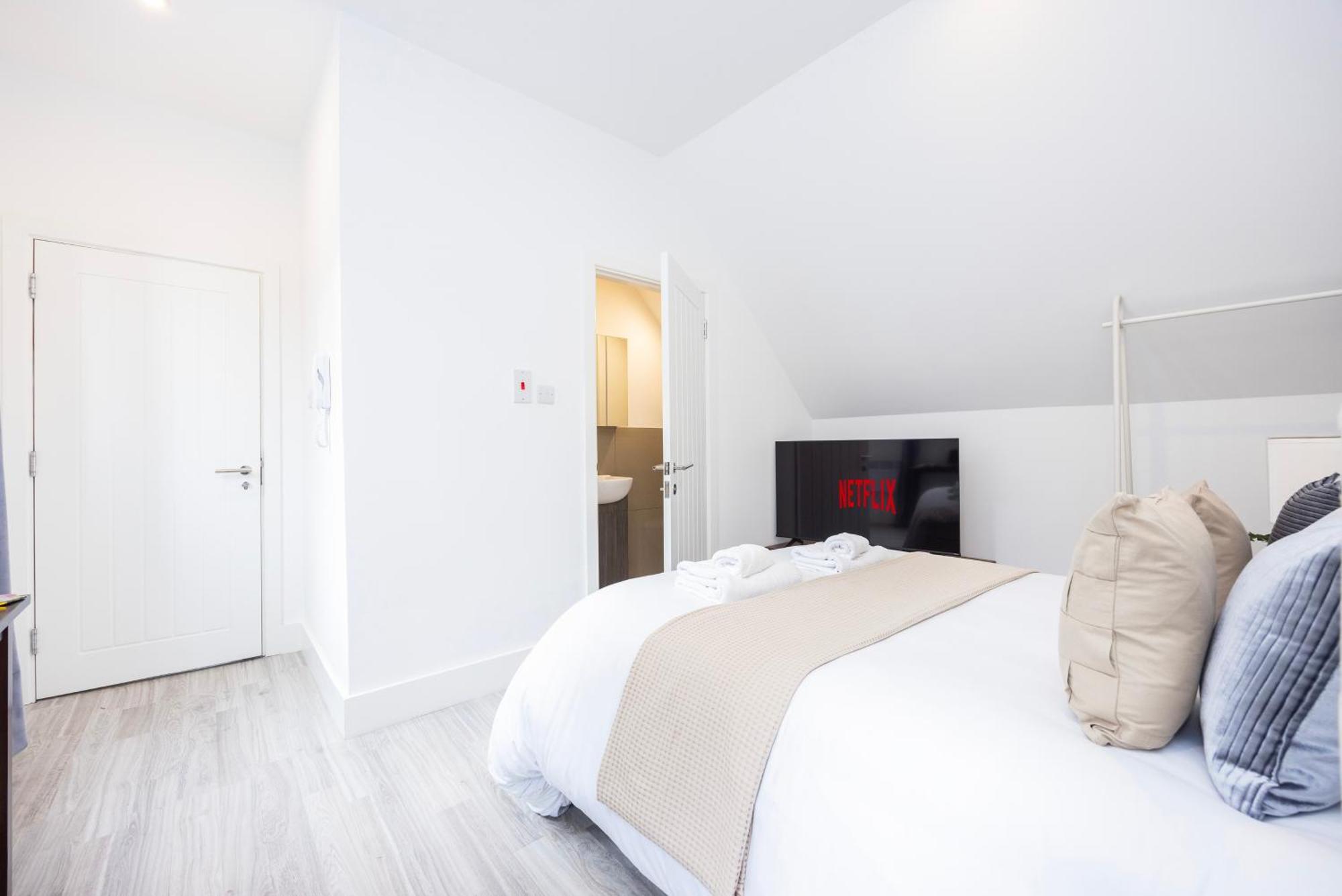Block Of In ,long , Weekly & Monthly Offers , Contractors , Relocations , Leisure & Family * Croydon